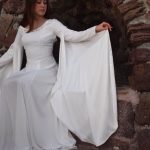 Détails de l'ampleur de la large manche de la robe médiévale blanche