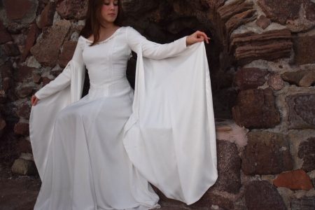 Détails de l'ampleur de la large manche de la robe médiévale blanche