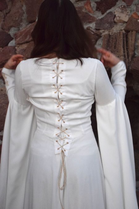 Laçage au dos d'une robe médiévale fantastique blanche