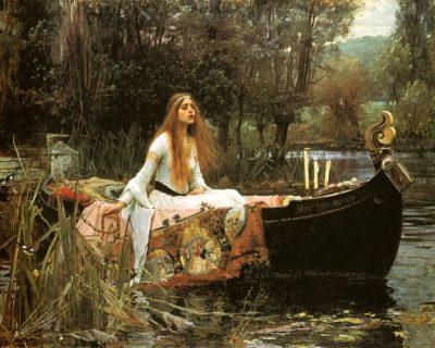 Tableau de John William Waterhouse The lady of Shalott représentant la Dame de Shalott vêtue d'une robe blanche à larges manches dans une barque sur la rivière