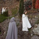 Chevalier vêtu d'une cape admire sa belle mariée en robe blanche medieval fantastique