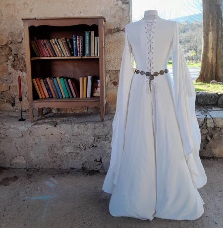 Robe de princesse médiévale blanche sur un mannequin vue de dos