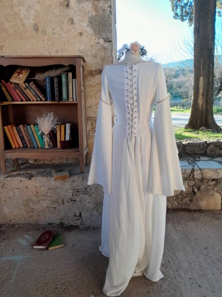 Robe féérique blanche avec laçage vue de dos