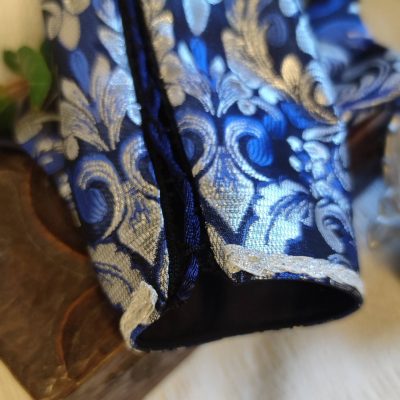 fermeture à lacets de manchons de poignets fantasy avec motif fleur de lys, réalisée en très petite série dans un tissu jacquard de qualité. Soyez la reine d’un soir en portant cette ceinture royale.