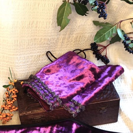 deux détail de la Manchette en velours pourpre avec ruban tulle noir et or,