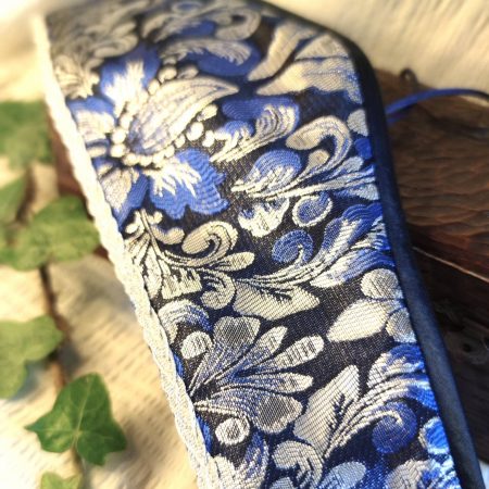 Détails en gros plan d'une ceinture fantasy conte de fées en brocard fleur de lys bleue