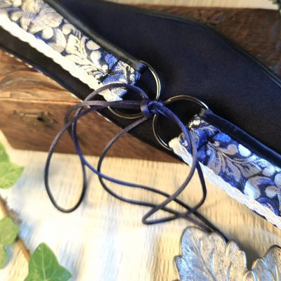 Détails du dos et de la fermeture de la ceinture fantasy conte de fée un brocard fleur de Lys bleue