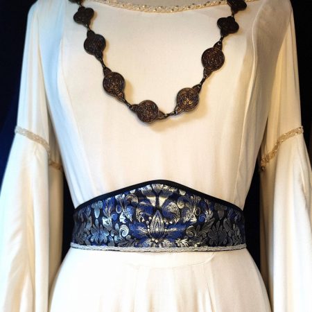 Ceintures fantastiques conte de fée b.... de Lys bleue portée sur un mannequin