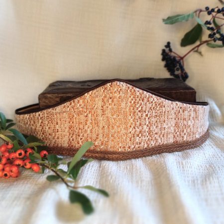 Ceinture-fantasy-conte-de-fee-cuivree posée sur tissu crème avec décor feuillage