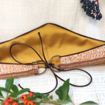 Ceinture fantasy de conte de fée en brocard crème et cuivré vue de dos avec ses anneaux et son cordon d'attache