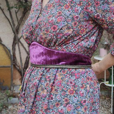 Ceinture-fantasy-conte-de-fee-en-velours-pourpre-avec-galon-tresse-vieil-or portée et de côté