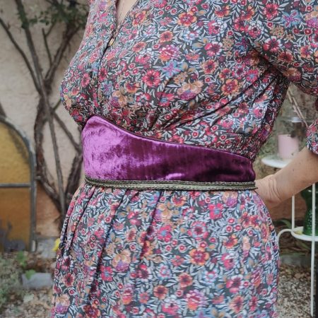 Ceinture-fantasy-conte-de-fee-en-velours-pourpre-avec-galon-tresse-vieil-or portée et de côté