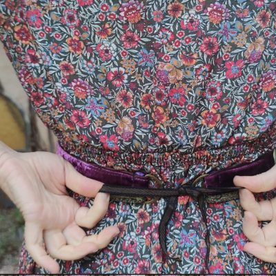 Ceinture-fantasy-conte-de-fee-en-velours-pourpre-avec-galon-tresse-vieil-or de dos