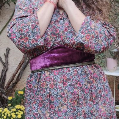 Ceinture-fantasy-conte-de-fee-en-velours-pourpre-avec-galon-tresse-vieil-or portée