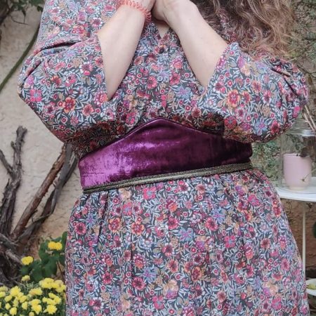 Ceinture-fantasy-conte-de-fee-en-velours-pourpre-avec-galon-tresse-vieil-or portée