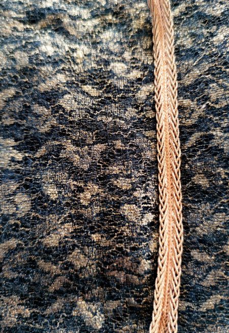 Echantillon de dentelle noir et or pour les détails de la robe médiévale Iseult