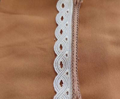 Echantillon-de-galon-de-dentelle-torsadee-creme-pour-les-details-de-la-robe-medievale-Iseult