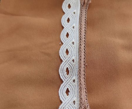 Echantillon-de-galon-de-dentelle-torsadee-creme-pour-les-details-de-la-robe-medievale-Iseult