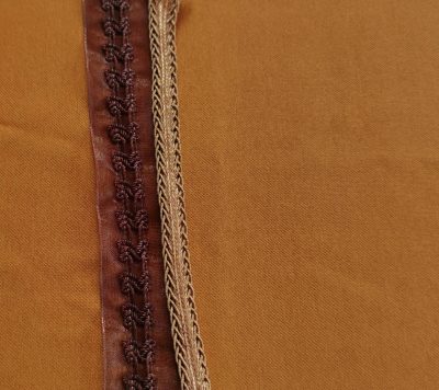 Echantillon-de-galon-oragaza-brodebrun-chocolat-pour-les-details-de-la-robe-medievale-Iseult
