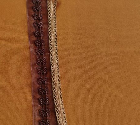 Echantillon-de-galon-oragaza-brodebrun-chocolat-pour-les-details-de-la-robe-medievale-Iseult