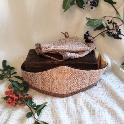 Ensemble coordonnée en brocard cuivré et crème comportant une ceinture et deux brassards posés sur un tissu crème