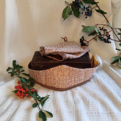 Ensemble coordonnée en brocard cuivré et crème comportant une ceinture et deux brassards posés sur un tissu crème