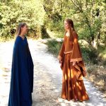 Femme portant une robe Isolde médiévale fantasy couleur cannelle aux côtés d'une autre dame vêtue de bleu