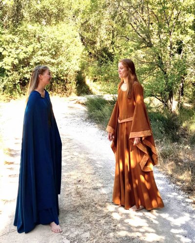 Femme portant une robe Isolde médiévale fantasy couleur cannelle aux côtés d'une autre dame vêtue de bleu