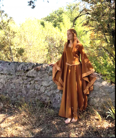 Femme portant une robe Isolde médiévale fantasy couleur cannelle