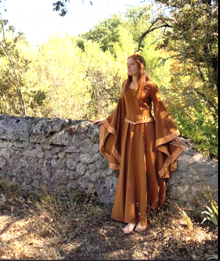Femme portant une robe Isolde médiévale fantasy couleur cannelle