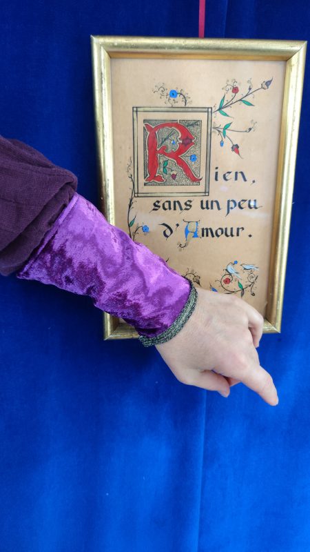 Manchette en velours pourpre avec ruban tulle noir et or, portée au poignet