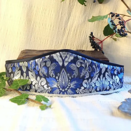 Ceinture fantasy avec motif fleur de lys, réalisée en très petite série dans un tissu jacquard de qualité. Soyez la reine d’un soir en portant cette ceinture royale.