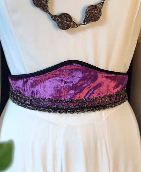 Ceinture fantasu de conte de fée en velours pourpre et argent fleur de lys portée sur un mannequin au niveau de la taille