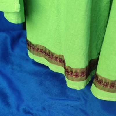Détail du galon et bas de la Robe médiévale fantasy vert anis