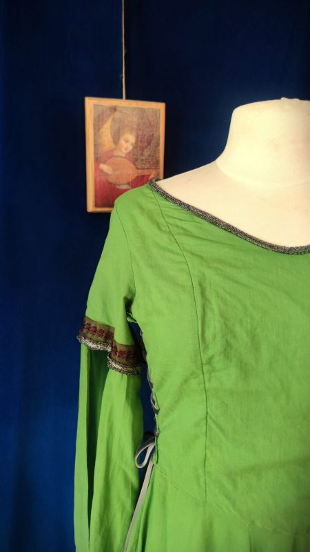 Détail du galon de la manche et de l'encolure de la Robe médiévale fantasy vert anis