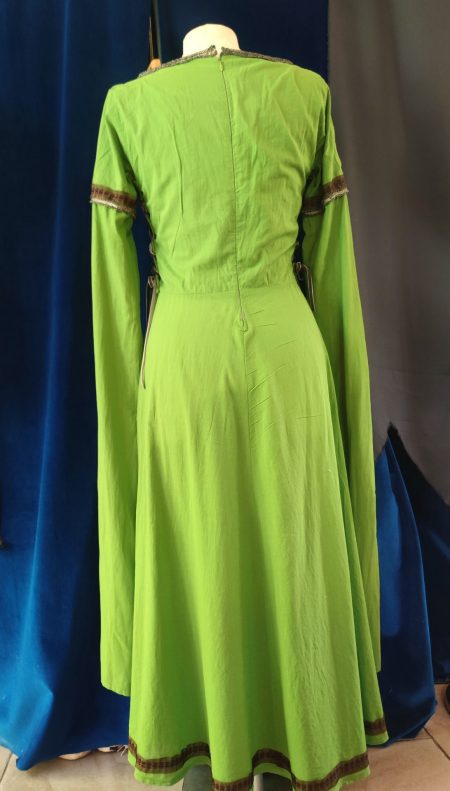 Robe médiévale fantasy vert anis de dos sur un mannequin