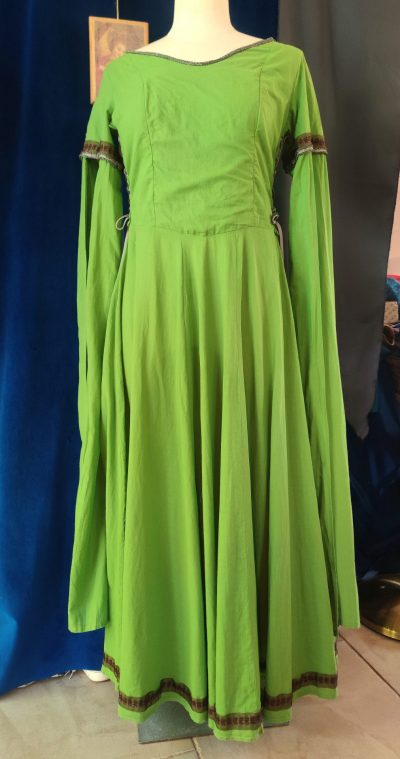 Robe médiévale fantasy vert anis de face sur un mannequin