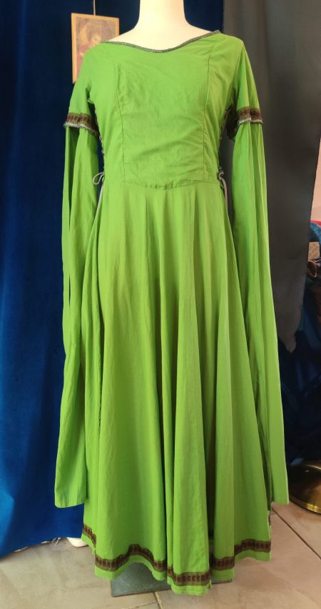 Robe médiévale fantasy vert anis de face sur un mannequin