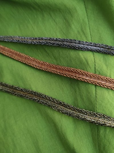 Différents galosn fins métallisés au choix pour la robe médiévale Eirien