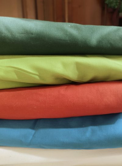 pile de 4 tissus de couleurs différentes pour le choix de tissu de la robe médiévale fantasy Eirien