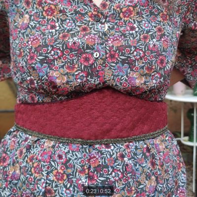 Ceinture fantasy conte de fée velours ciselé bordeaux, de côté, portée par une personne vêtue d'une robe moderne fleurie