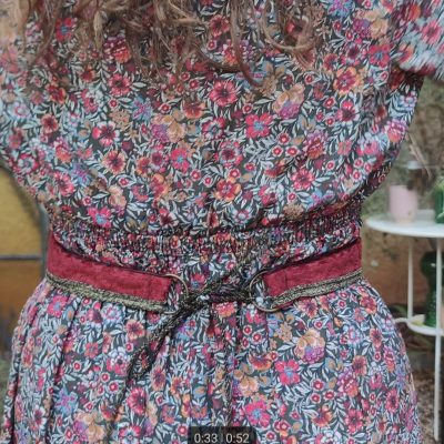 Ceinture fantasy conte de fée velours ciselé bordeaux , de dos, portée par une personne vêtue d'une robe moderne fleurie