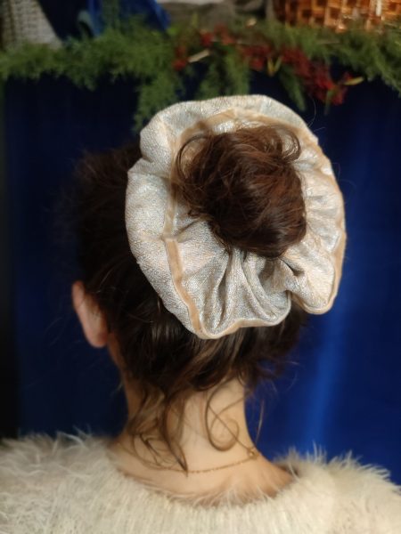 tête avec un chignon entouré d'un chouchou en brocard crème et argent avec galon velours beige