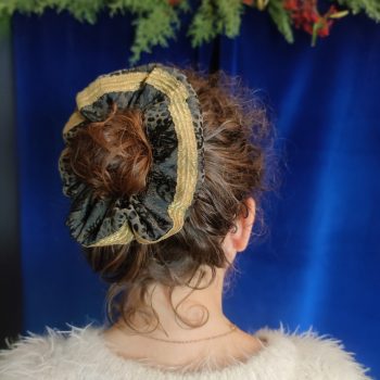 tête avec un chignon entouré d'un chouchou en brocard noir et kaki orné d'un galon or ancien