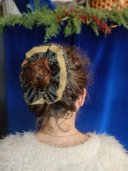 tête avec un chignon entouré d'un chouchou en brocard noir et kaki orné d'un galon or ancien