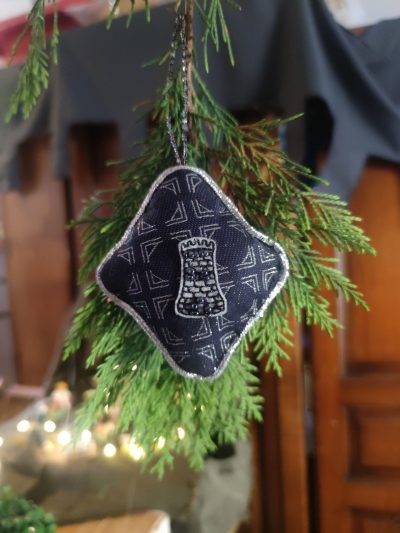 décoration en tissu d'inspiration médiévale fantasy suspendue à une branche de sapin