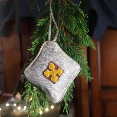 décoration en tissu d'inspiration médiévale fantasy suspendue à une branche de sapin