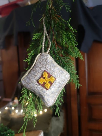 décoration en tissu d'inspiration médiévale fantasy suspendue à une branche de sapin