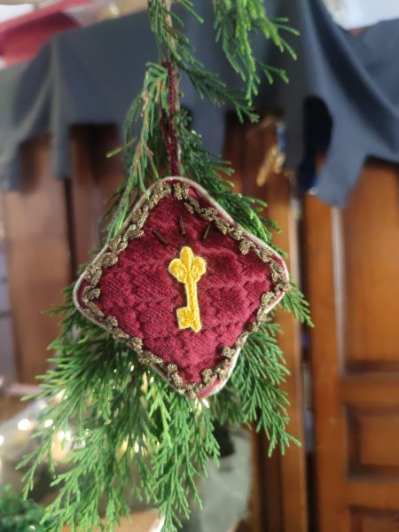 décoration en tissu d'inspiration médiévale fantasy suspendue à une branche de sapin