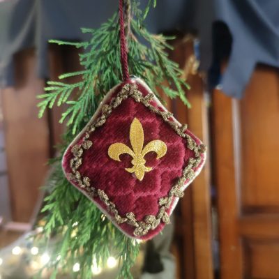 décoration en tissu d'inspiration médiévale fantasy suspendue à une branche de sapin